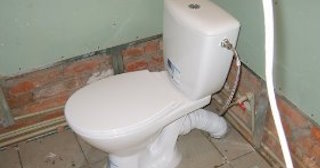 Установка приставного унитаза в Красноуфимске - монтаж и подключение, СантехДомКрф от 5166 рублей