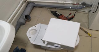 Установка напольного унитаза в Красноуфимске: монтаж под ключ от СантехДомКрф от 5166 рублей.